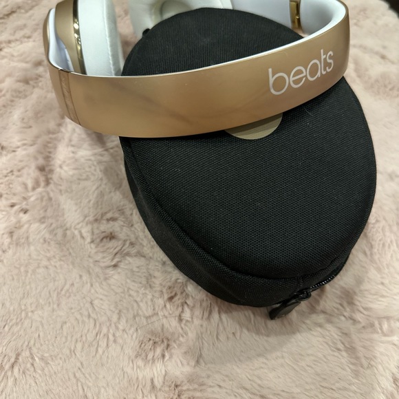 Gold Beats headphones - Picture 2 of 5